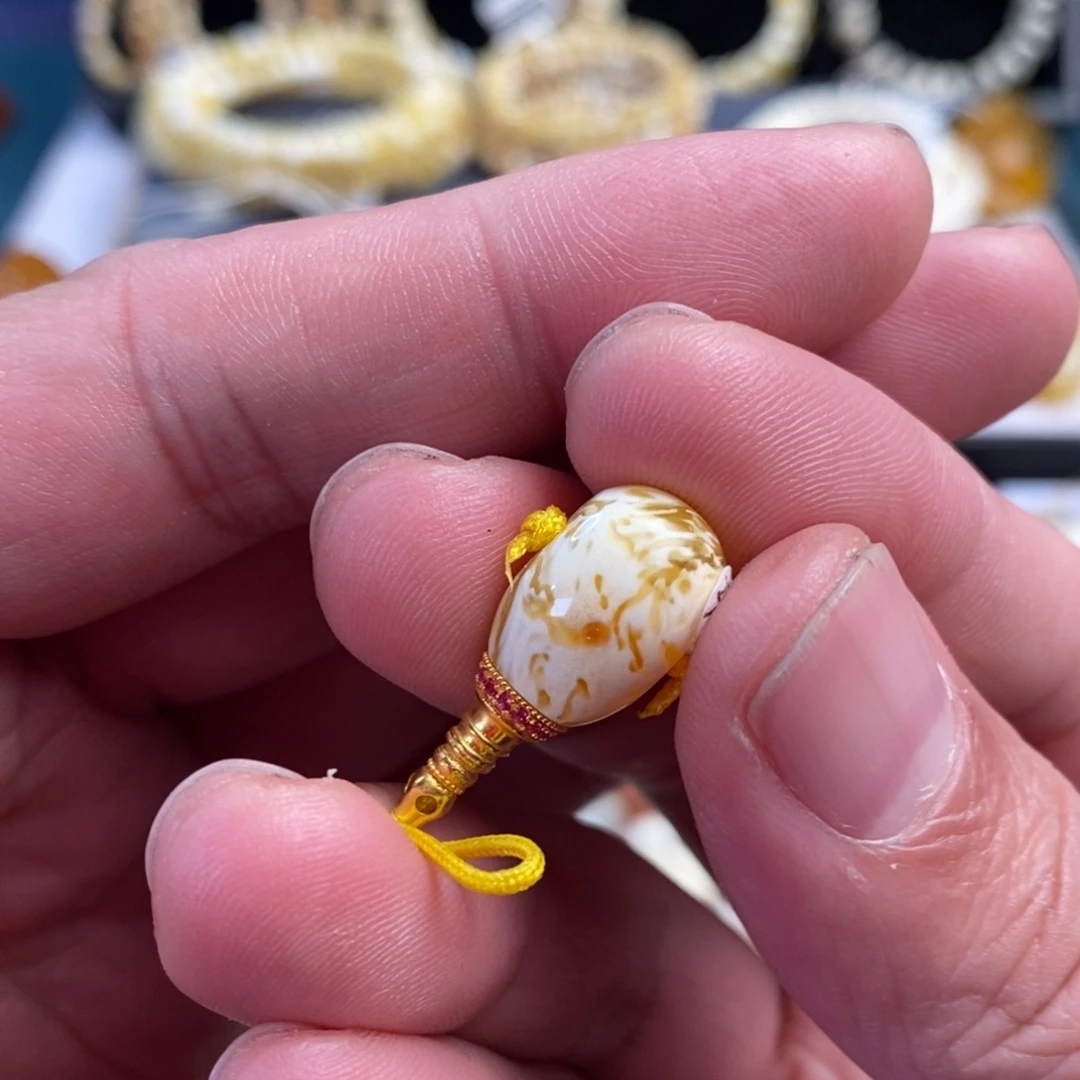 琥珀18K金镶嵌裸石11mm左右