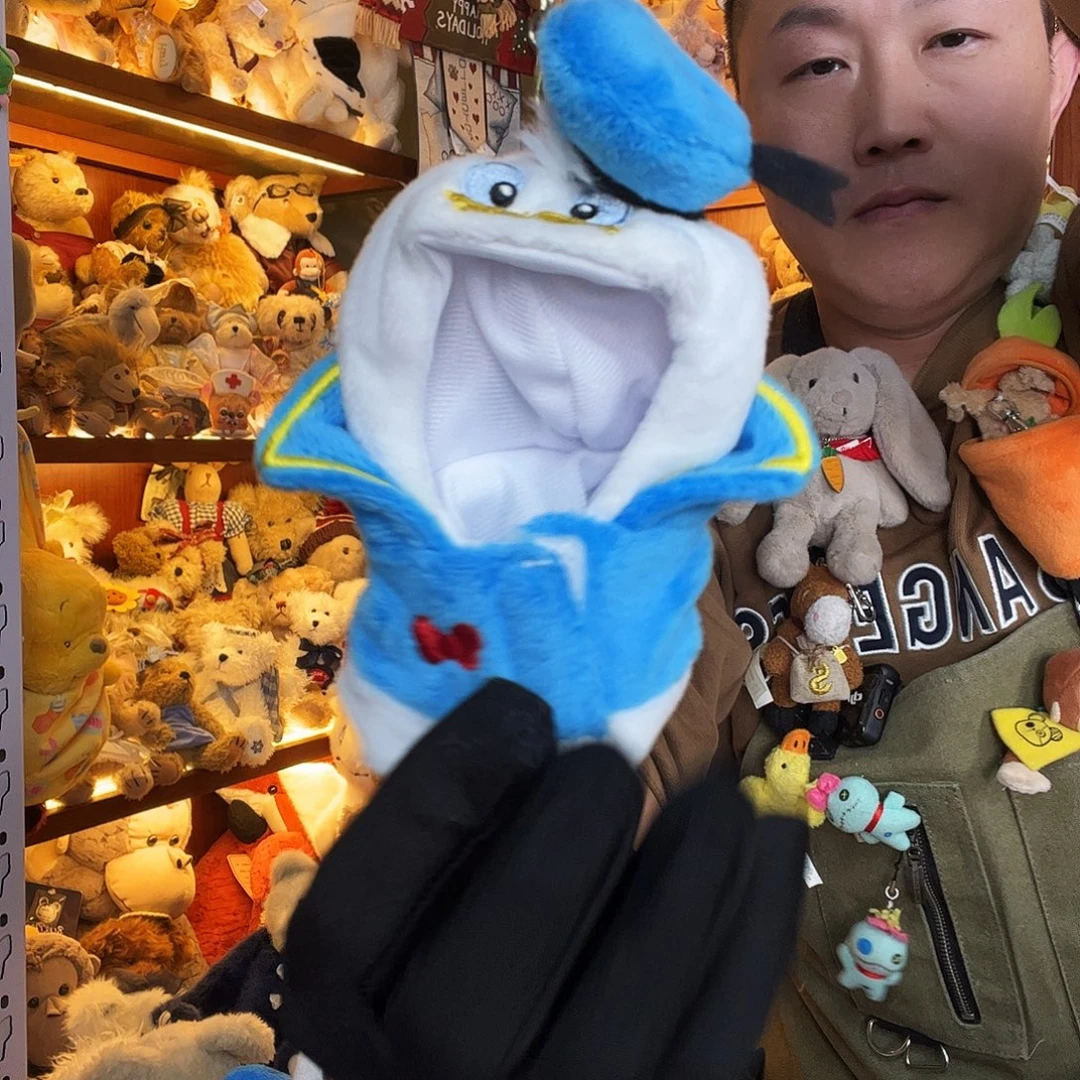 毛绒唐老鸭披风。