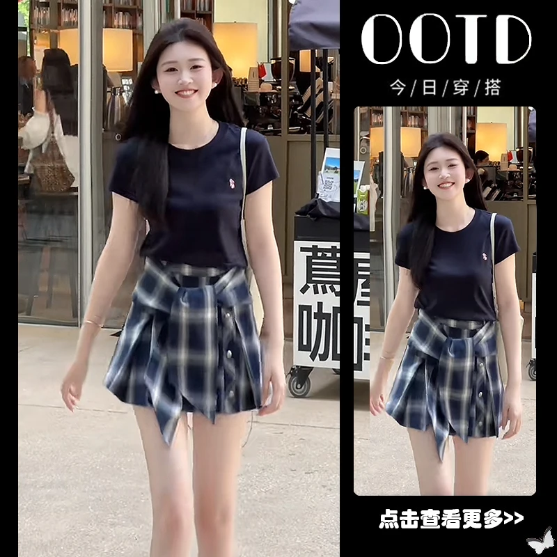 今年流行穿搭一整套2025新款黑色短袖T恤百搭高腰格子短裙两件套