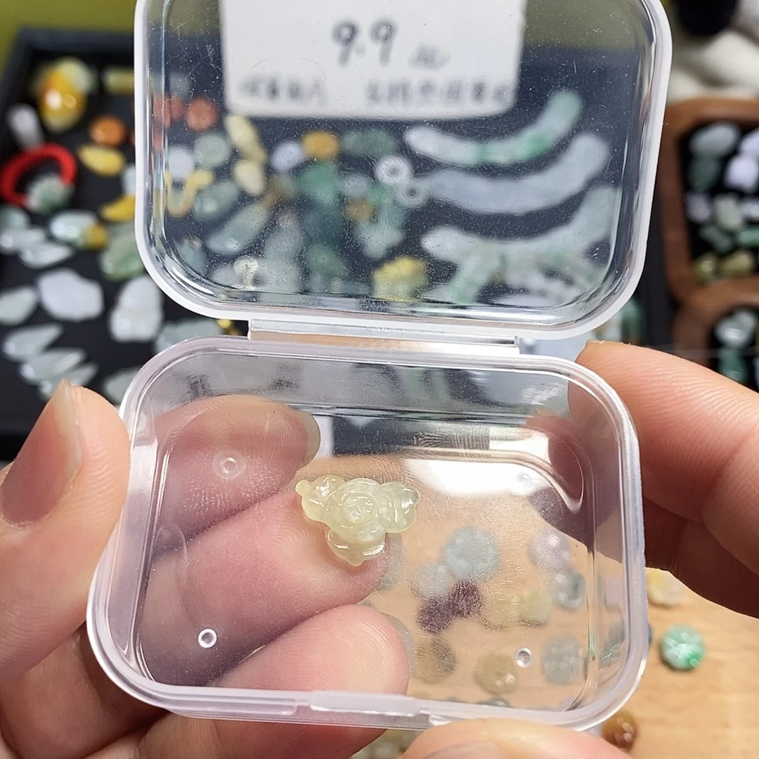 往***好翡翠未镶嵌颈饰花花