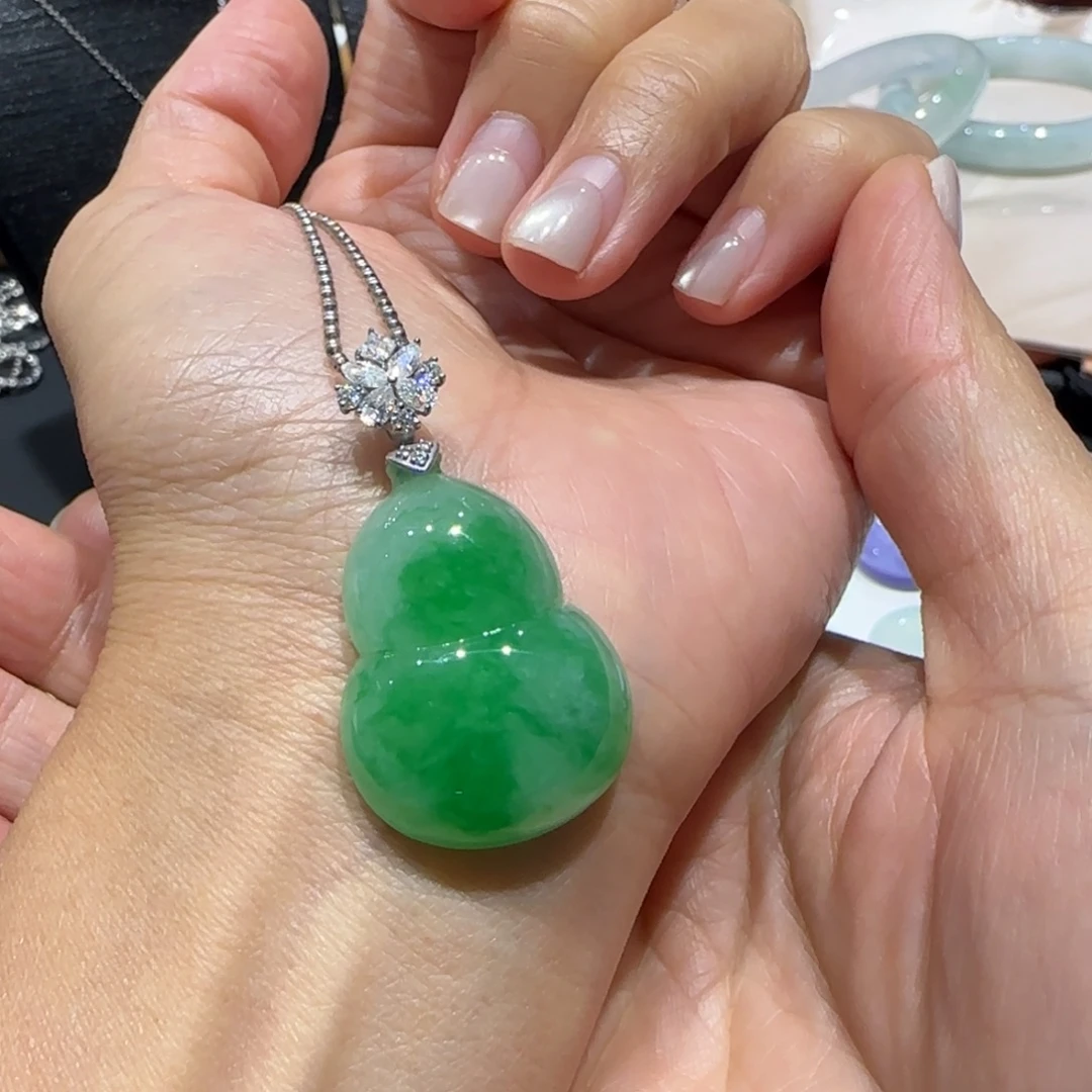 翡翠18K金镶嵌颈饰阳绿大葫芦