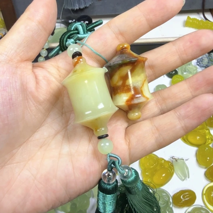 蛇纹石玉未镶嵌颈饰衣***装