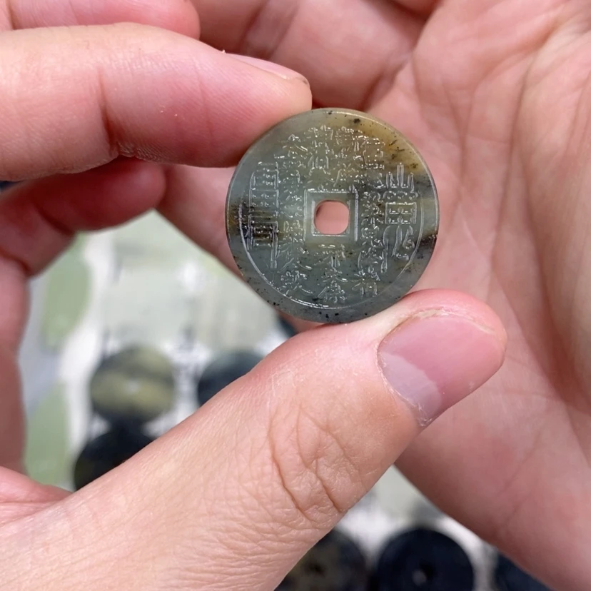 【闪购商品】岫玉未镶嵌颈饰直径2.5岫玉山鬼花钱吊坠