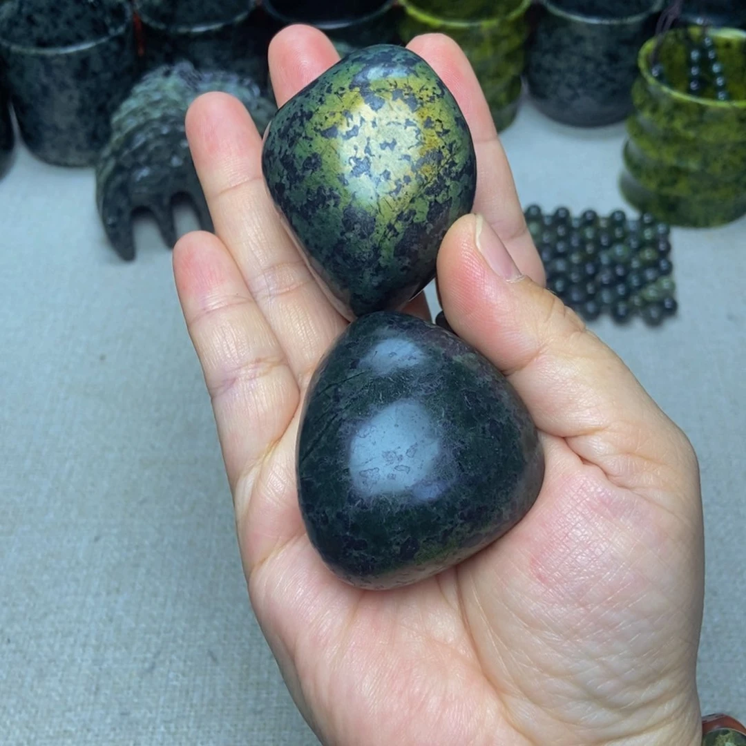 蛇纹石玉原石未镶嵌一块