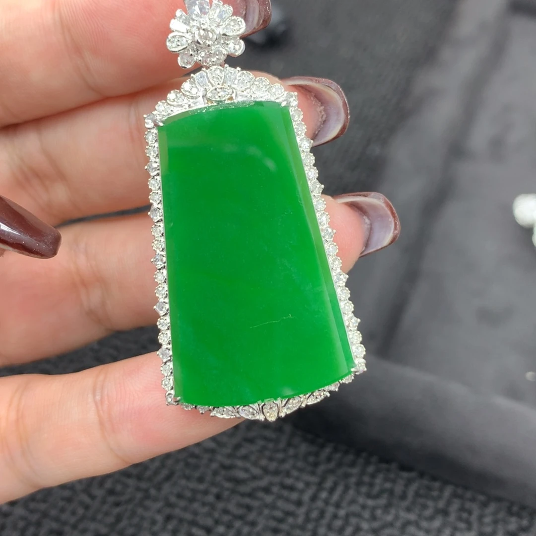 翡翠18K金镶嵌颈饰仙**姐无事牌定金