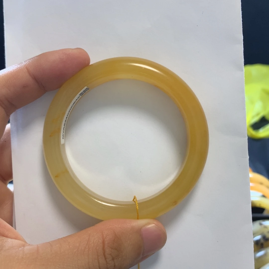 石英质玉（黄龙玉）未镶嵌手镯一**璃