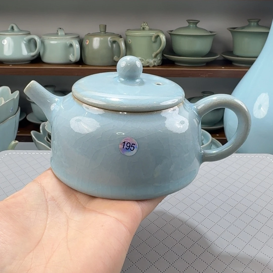 瓷摆件编号195天青釉半月壶二级