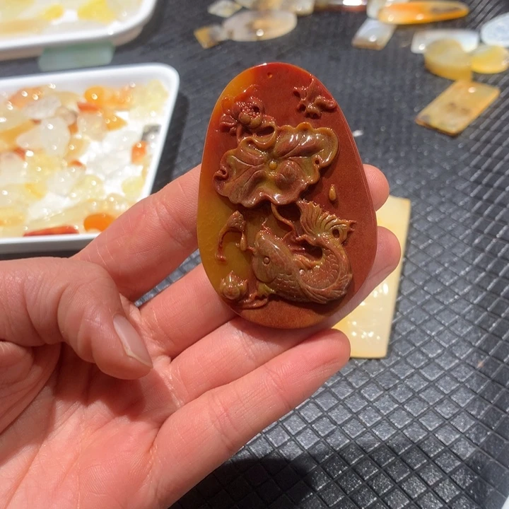 石英质玉（黄龙玉）未镶嵌颈饰