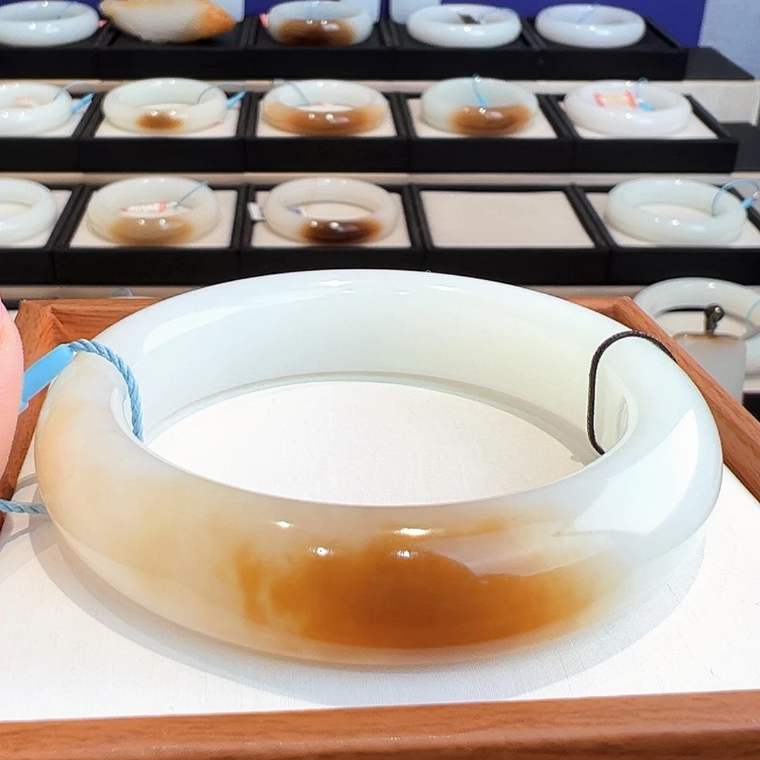 和田玉未镶嵌手镯