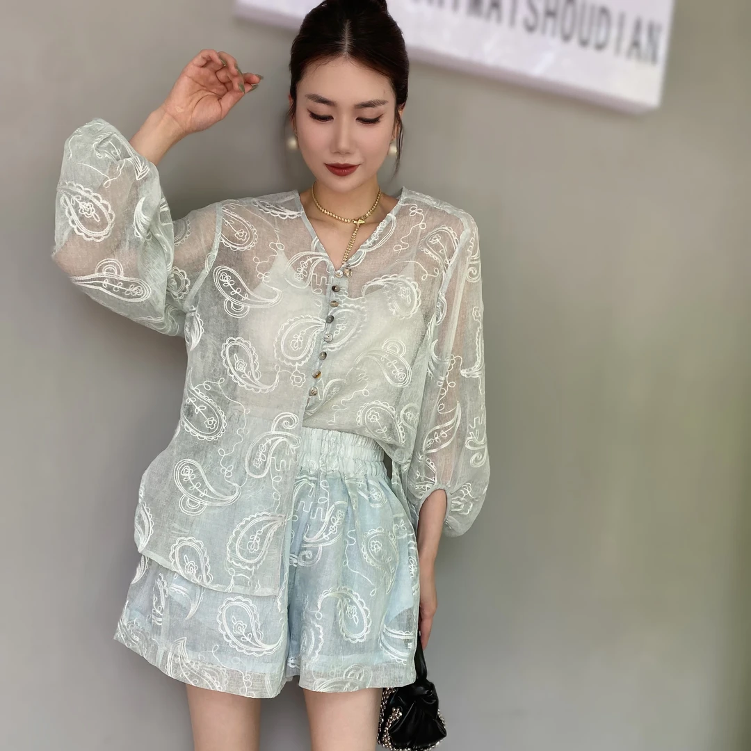 【俊英】新中式蓝色复古v领套装2025新款法式气质刺绣衬衫短裤两件