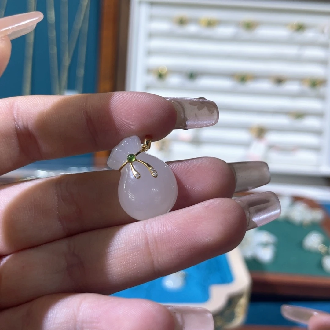 颈饰18K金镶嵌和田玉