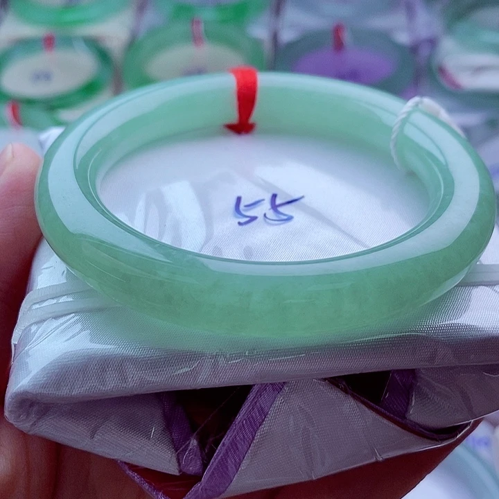 翡翠未镶嵌手镯55冰满绿高贵