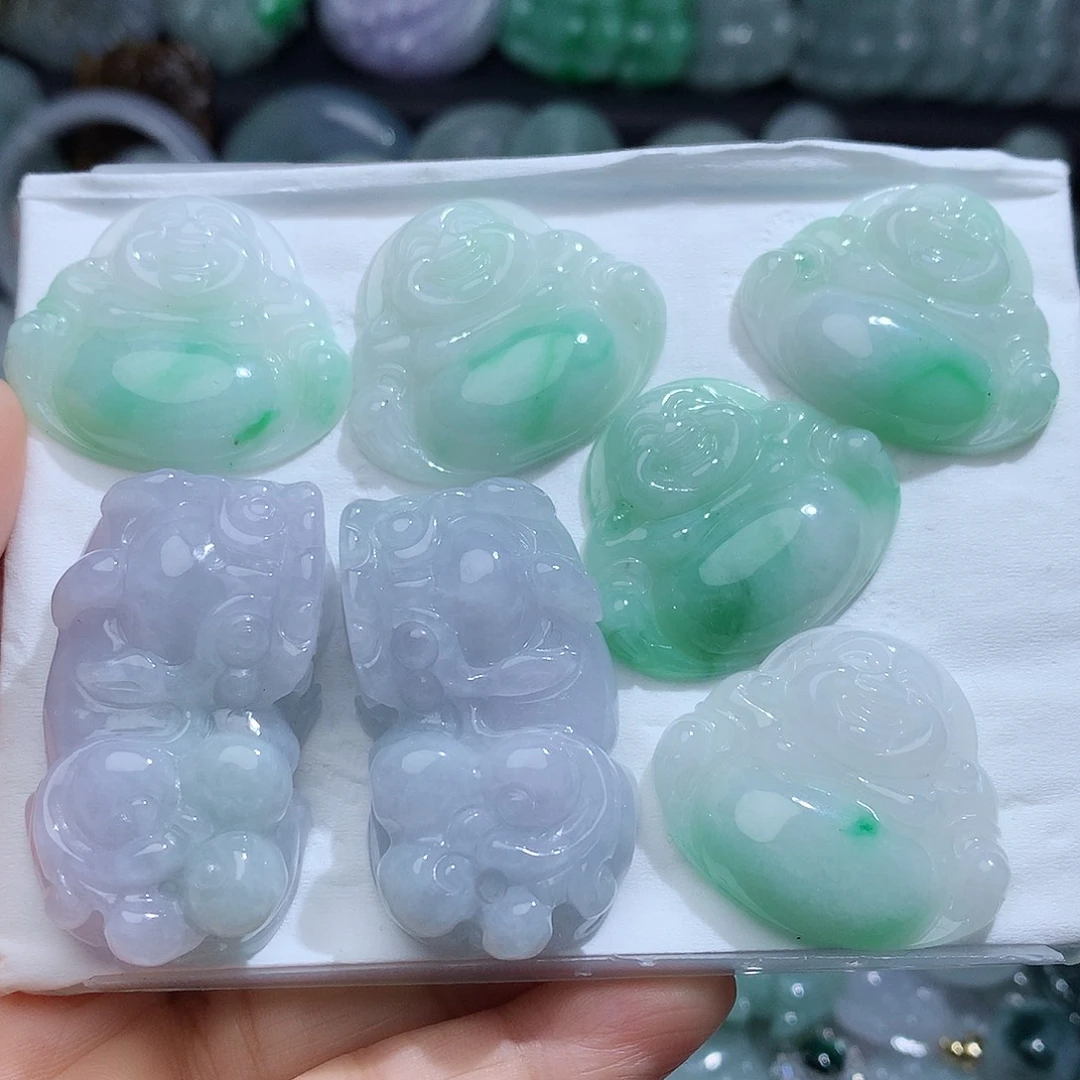 翡翠未镶嵌颈饰1。