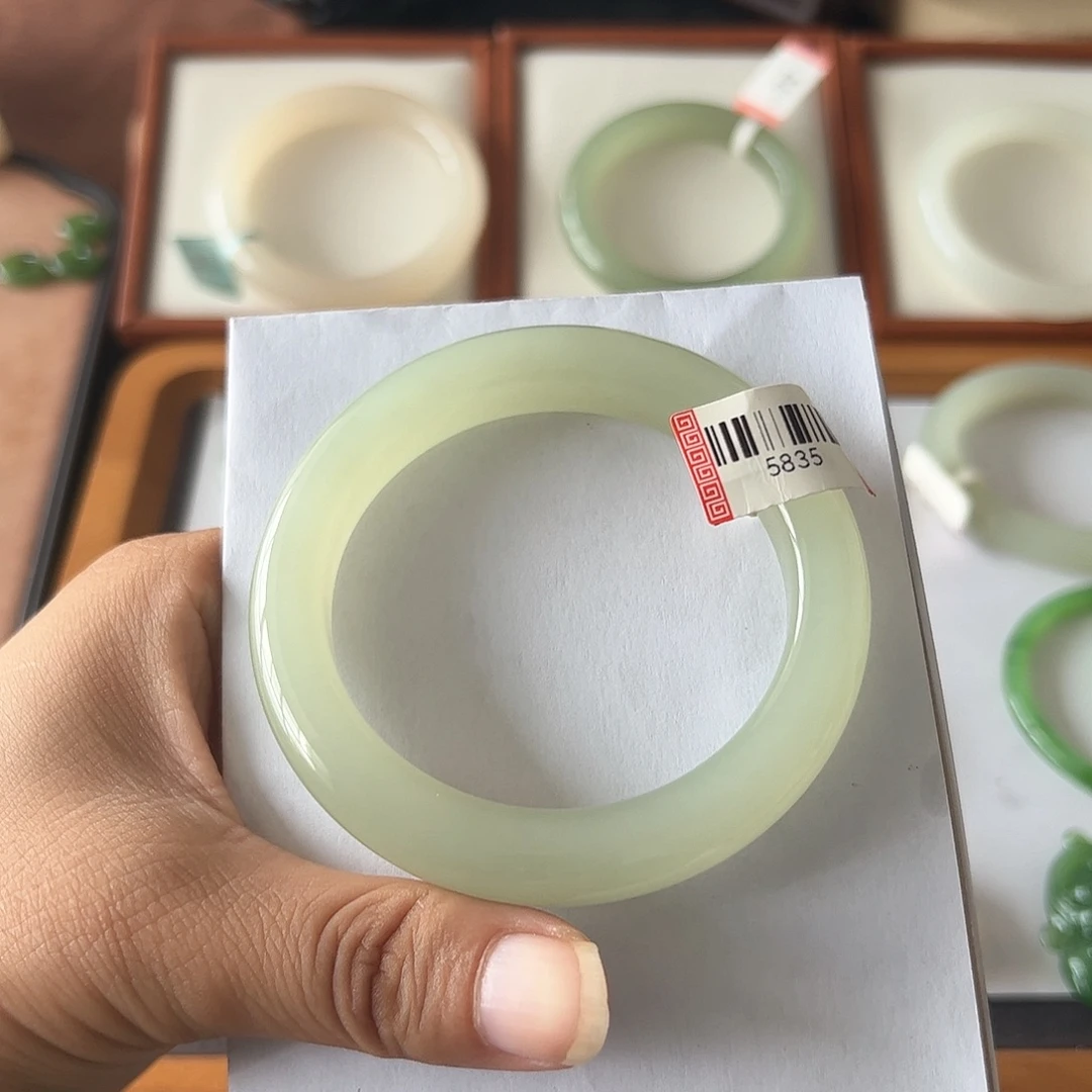 R***~和田玉手镯未镶嵌