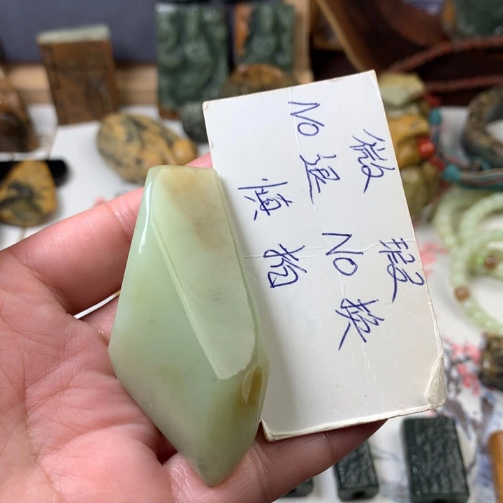 透闪石质玉未镶嵌挂件