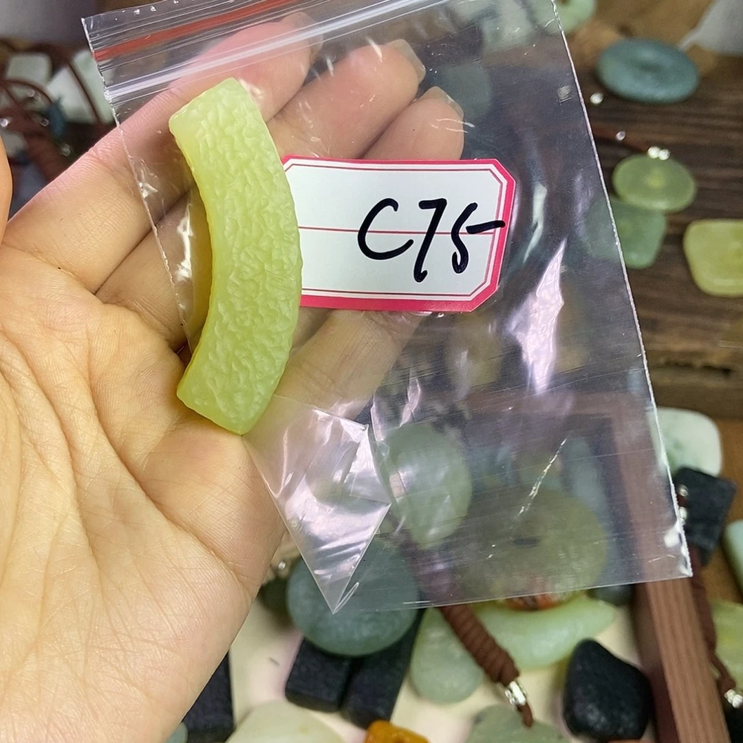 蛇纹石玉手链未镶嵌阿*。
