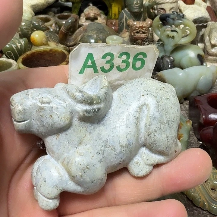 透闪石-蛇纹石玉未镶嵌颈饰