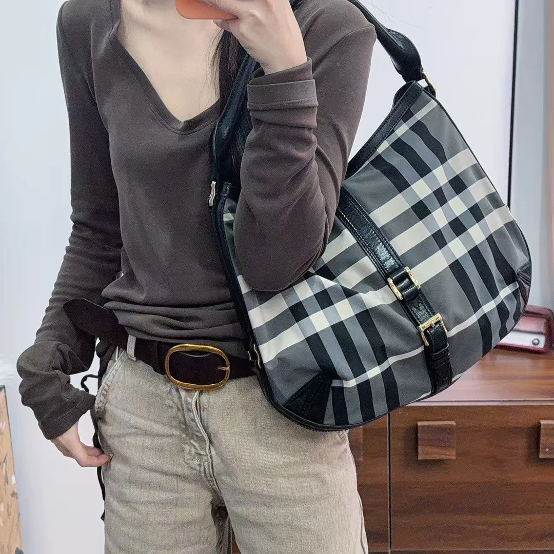 95新 BURBERRY/博柏利 博柏利黑白格纹不单肩包