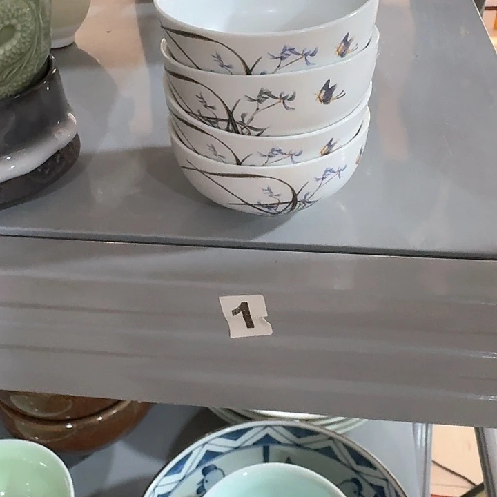 主人杯一个，瓷。。。品茗瓷