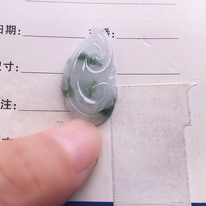 翡翠未镶嵌颈饰如意