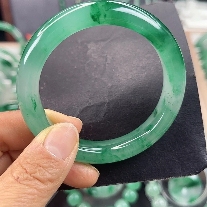 未镶嵌手镯石英质玉