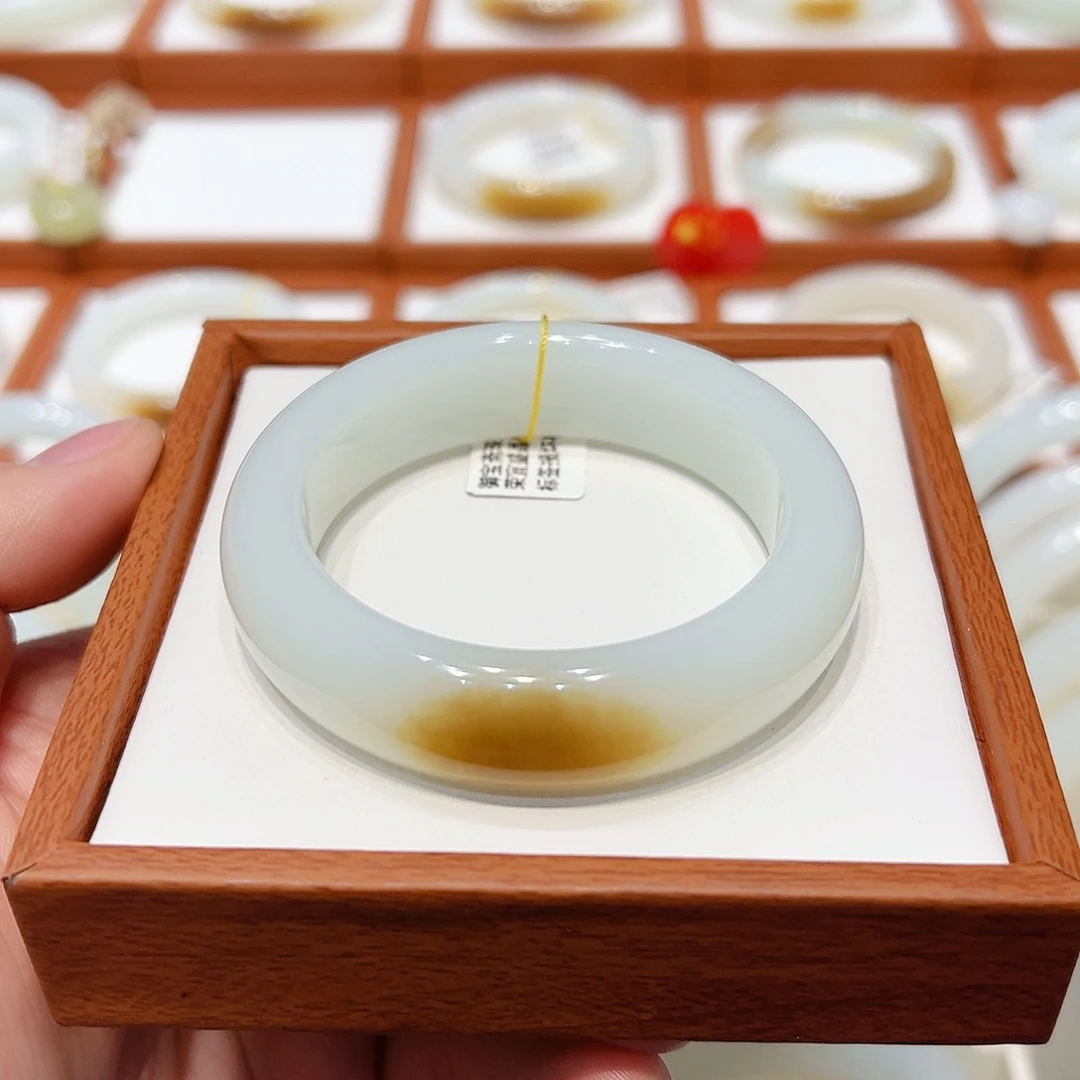 和田玉手镯未镶嵌且末一口糖