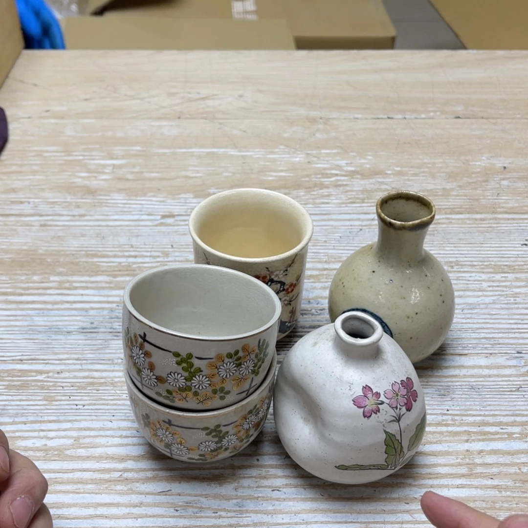 瓷片木****怪密密麻麻地排列着一个