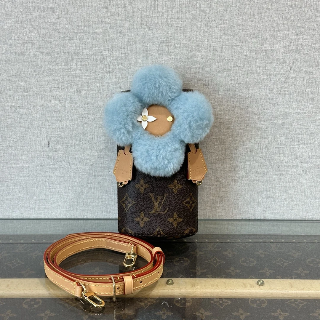 99新 LV 路易威登圣诞限定太阳花羊羔毛手机包 20284