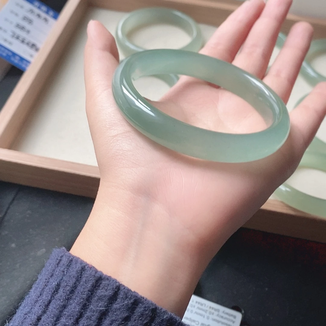 小***）石英质玉未镶嵌手镯