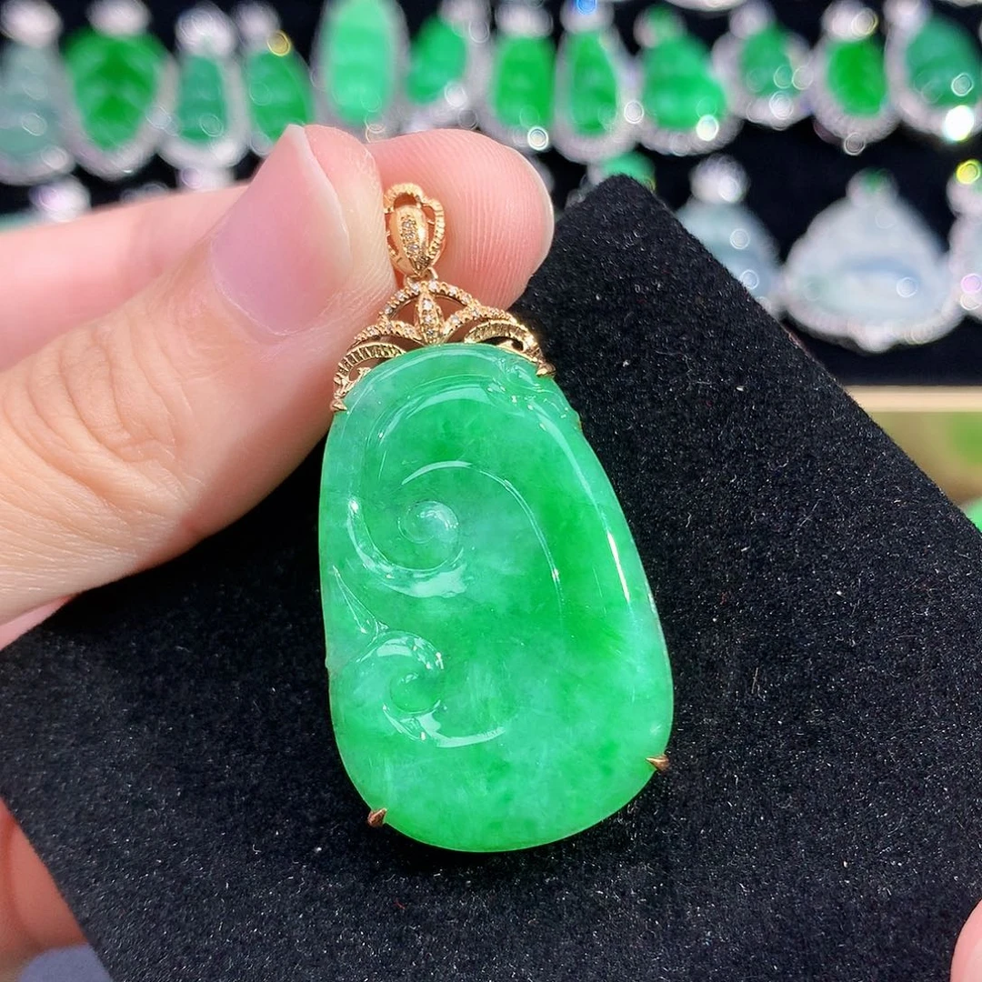 翡翠18K金镶嵌颈饰