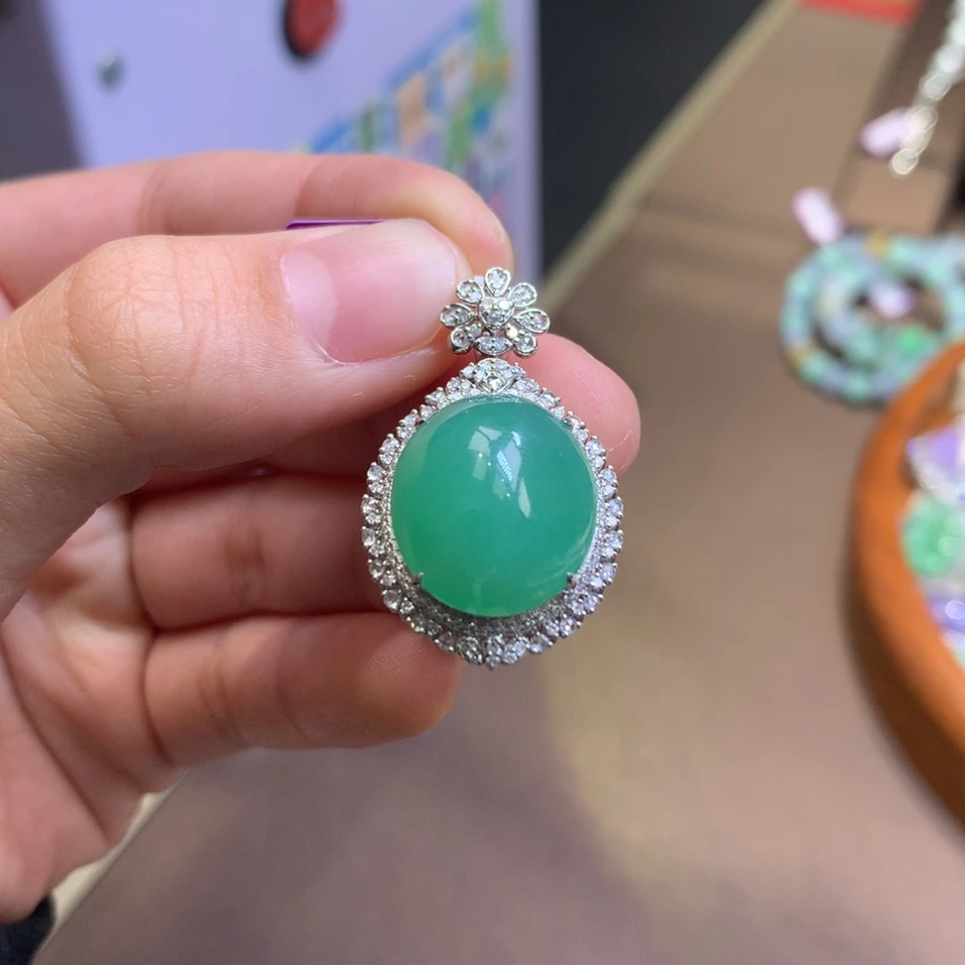 翡翠18K金镶嵌颈饰翡翠