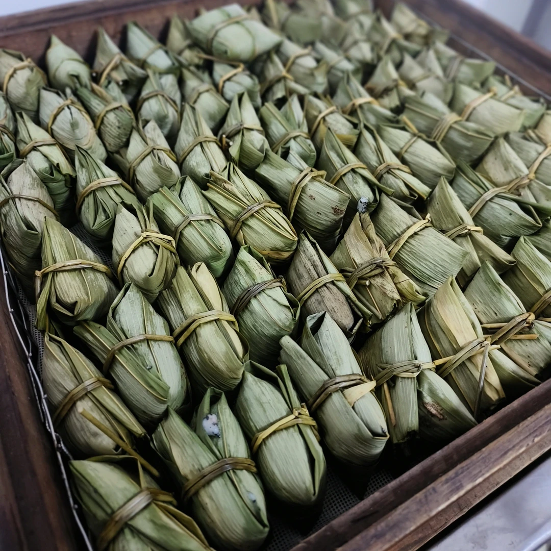 贵州锦屏重阳粑黑芝麻皮包花生馅粑粑豆腐