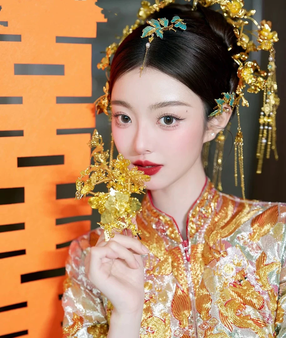 新中式秀禾服头饰新娘结婚订婚宴会红色花朵发簪发饰高级感跟妆配