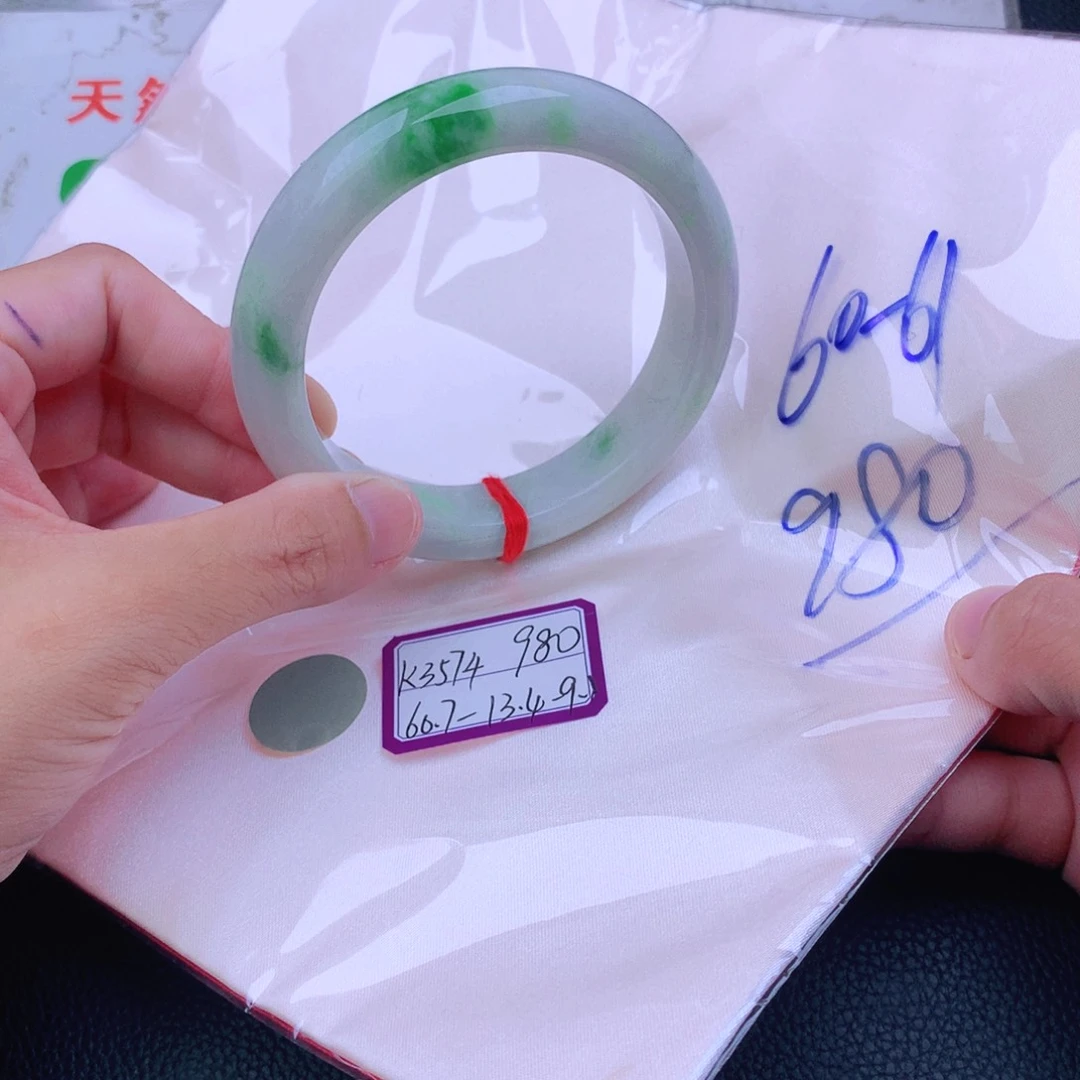 翡翠手镯未镶嵌翡翠