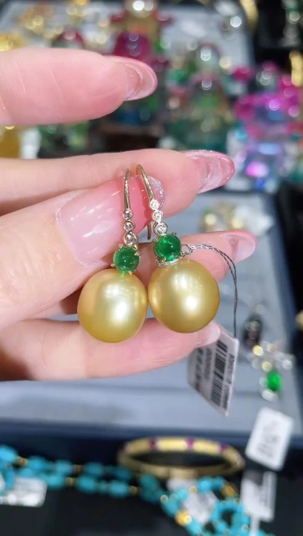 18K金镶嵌金色海水珍珠耳饰