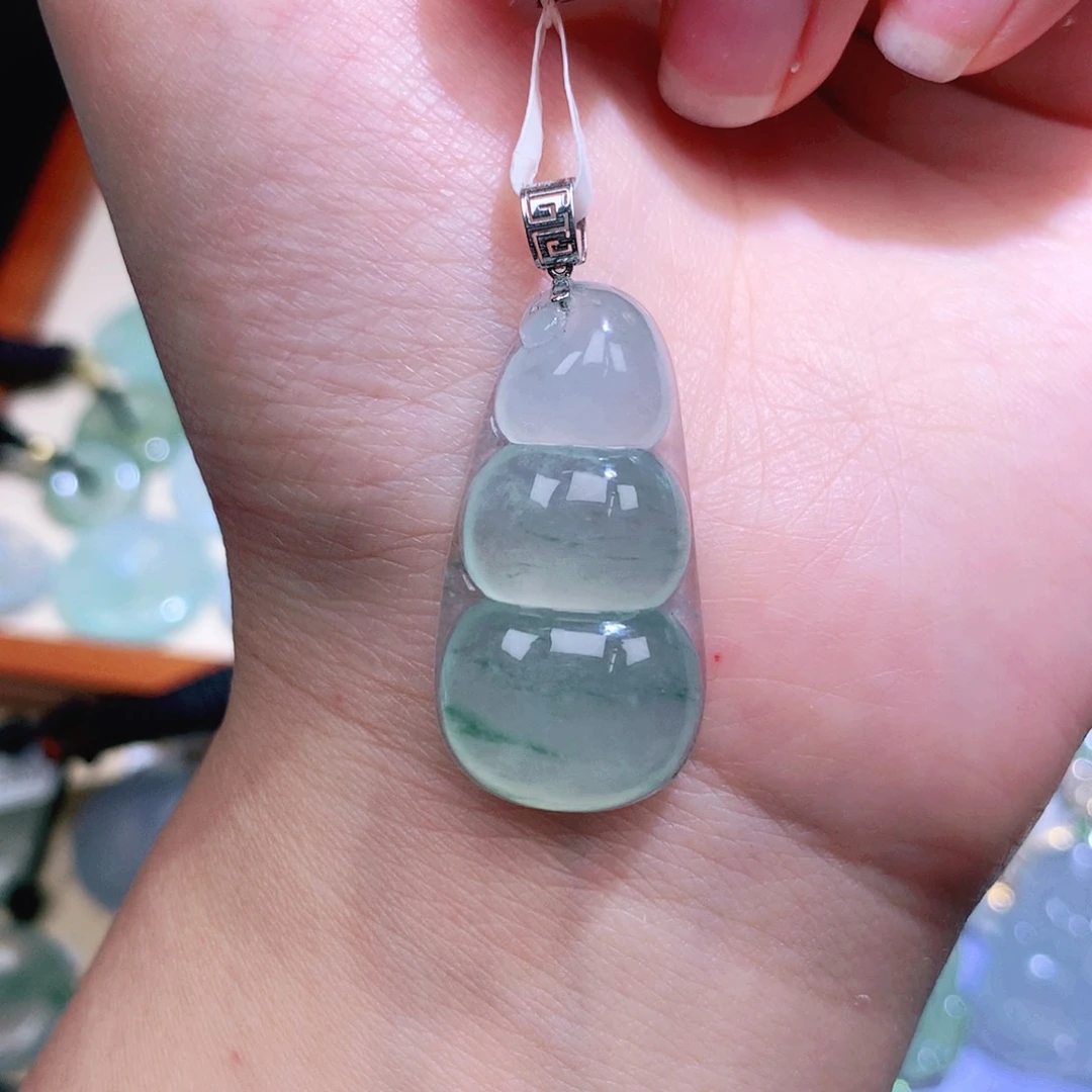 翡翠18K金镶嵌颈饰福豆