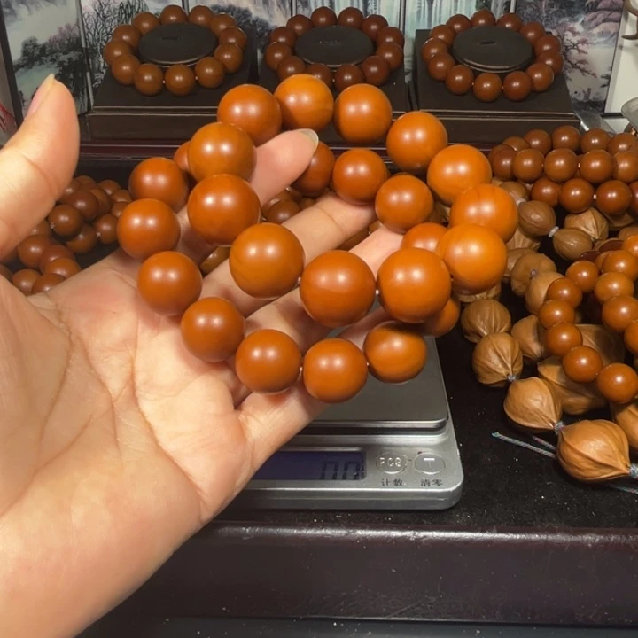 三***哥橄榄核吊坠1.88+。  1.67+树王全品小孔