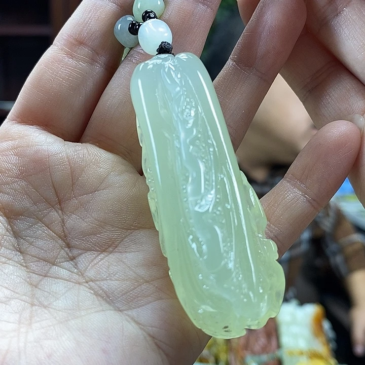 蛇纹石玉未镶嵌颈饰