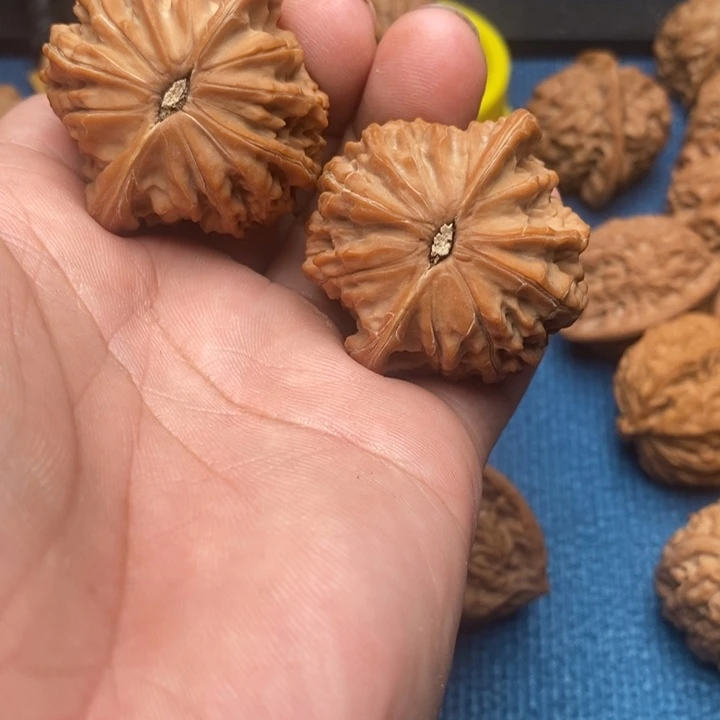 文玩核桃吊坠磨盘狮子头42