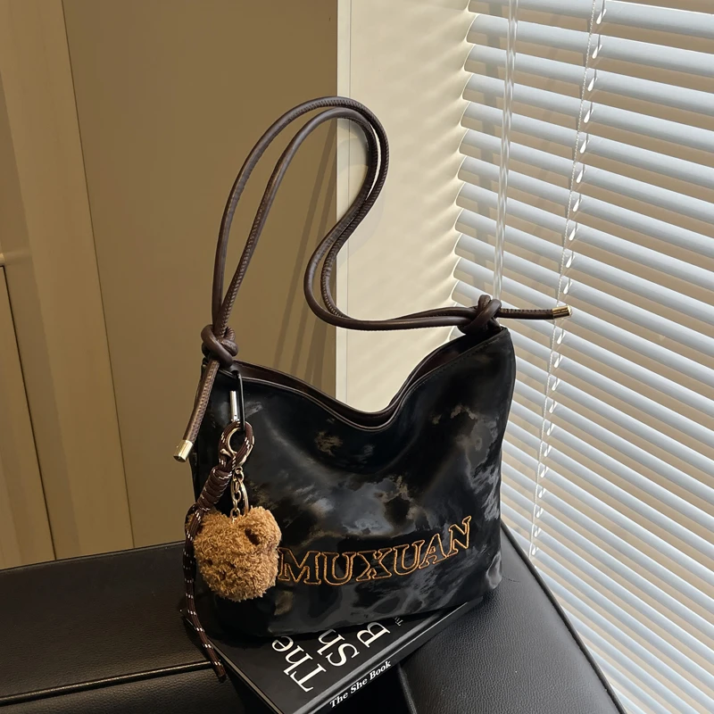 包包女新款时尚潮流手拎单肩小包包轻便百搭通勤韩版斜挎水桶包