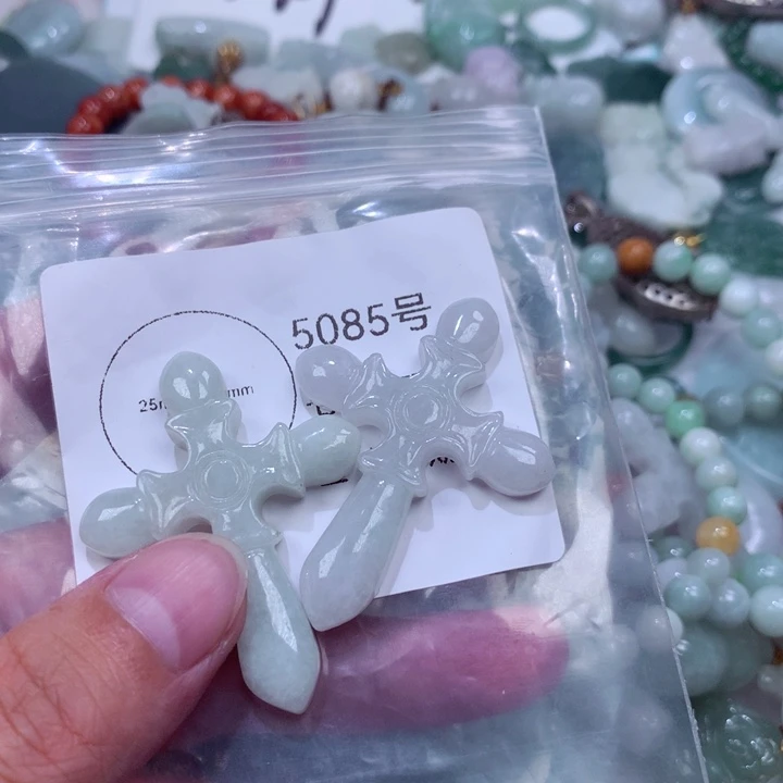 翡翠未镶嵌颈饰挂件