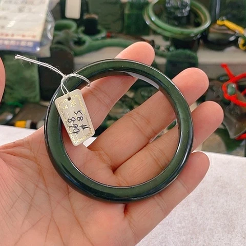 蛇纹石玉手镯未镶嵌温**容