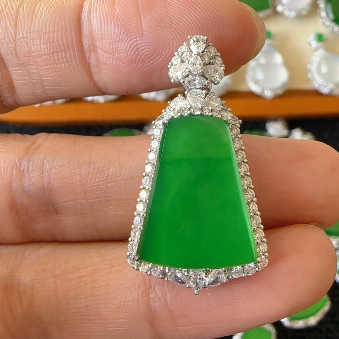 翡翠18K金镶嵌颈饰吊坠