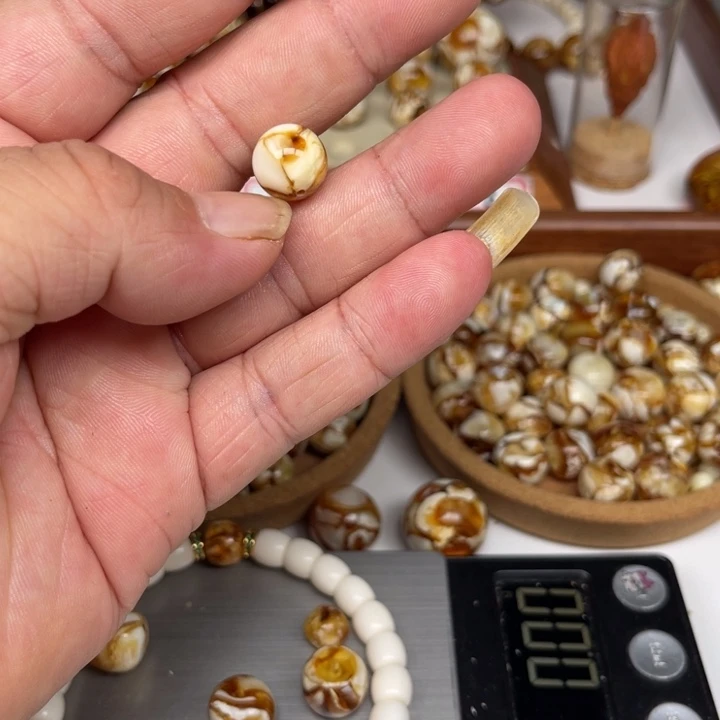 H***R未镶嵌琥珀裸石83号