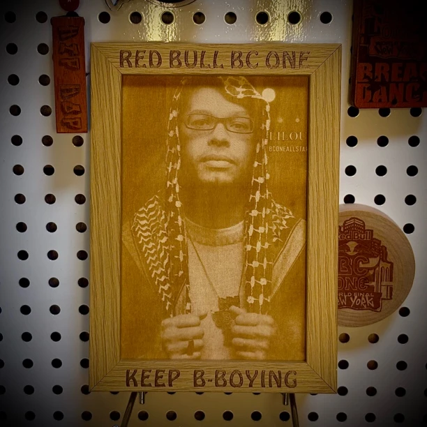 BBOY人物木雕摆台木刻画相框摆件