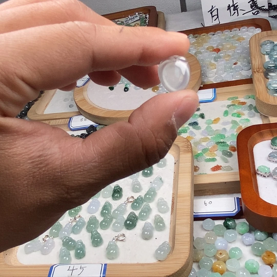 翡翠颈饰未镶嵌福利桃心