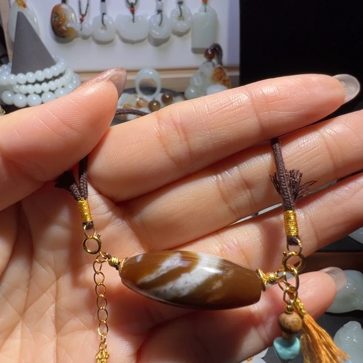 秦***唐和田玉未镶嵌颈饰