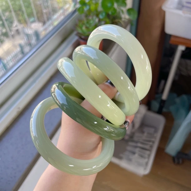 天然新疆和田玉且末料手镯百搭款多样性发货拍一发一圈口50-63mm
