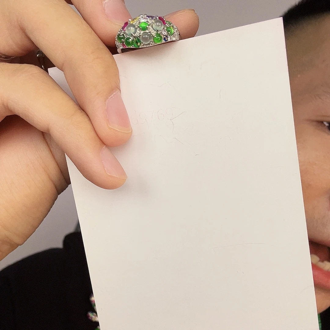 翡翠未镶嵌颈饰一件