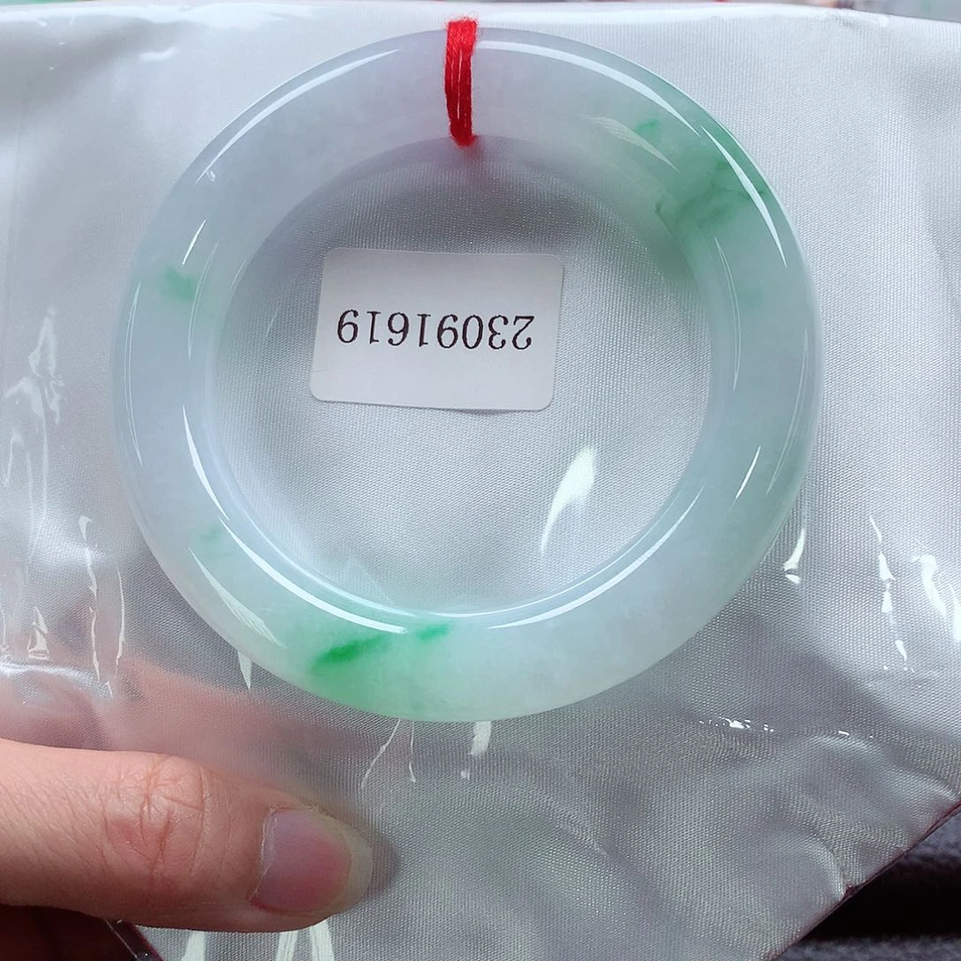 翡翠手镯（圆镯）未镶嵌天然A货翡翠手镯